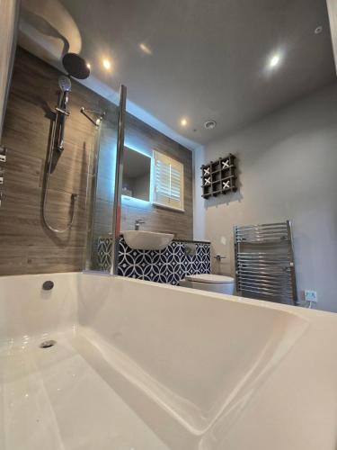 Badgers Den, a beautiful log cabin in a secluded valley close to the beach in Thurlestone