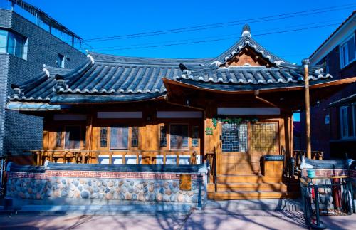 Yeoyeoje - Hanok Accommodation with the atmosphere of Hwaseong Fortress Road in Suwon, a UNESCO Worl