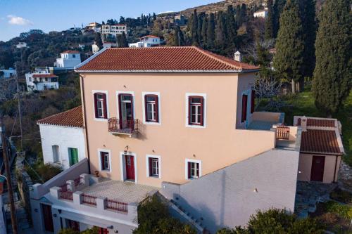 L G K Mansion est.1920 gîte à louer Strapouriaí