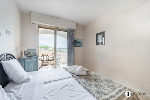 Spacious apartment with pool located in the Marina of Mandelieu