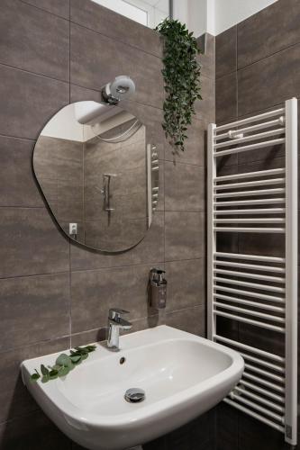 One-Bedroom Apartment image 7