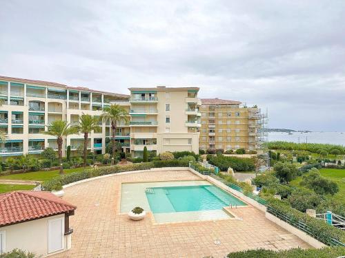 Exterior view, Appartement 1 chambre Vue mer piscine parking in Avenue de Cannes