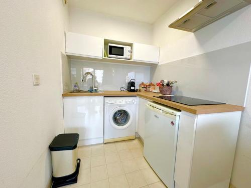 Kitchen, Appartement 1 chambre Vue mer piscine parking in Avenue de Cannes