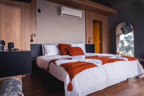 1 queen bed, 1 double bed