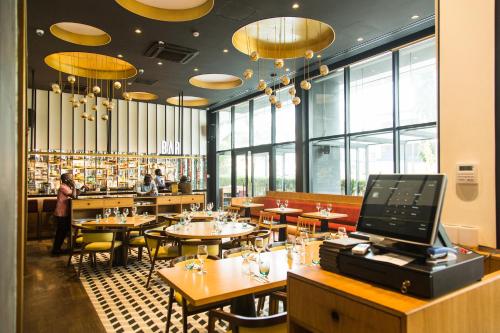 مطعم, Accra Luxury Apartments at The Edge in لابون