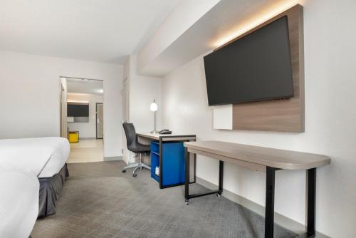 Comfort Inn & Suites Slidell - New Orleans Area Room Type - Queen Suite with Sofa Bed and Living Room - Non-Smoking