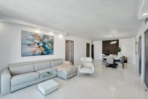 Luxury Oceanfront 3 Bedroom condo on the beach 16 Floor - image 2