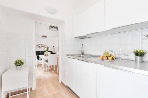 Apartment by the Colosseum - White Chic Flats 5