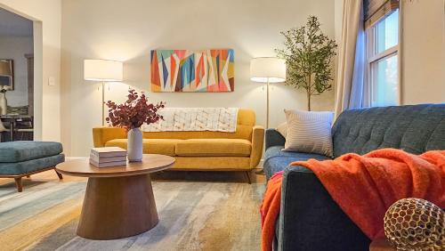 4 BR - King beds - perfect for HPU, Furniture Market, Greensboro, Winston in High Point (NC)