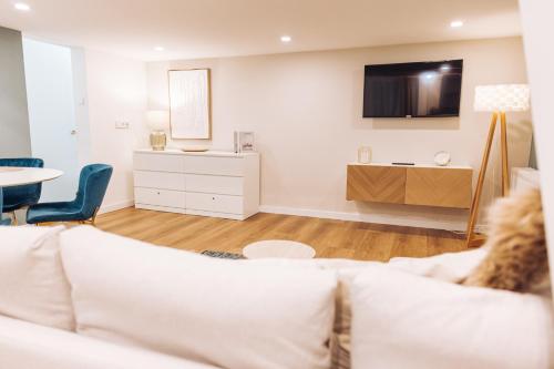 Chic Loft with Toucan Wallpaper and Airy Vibes, Budapest (photo 9)