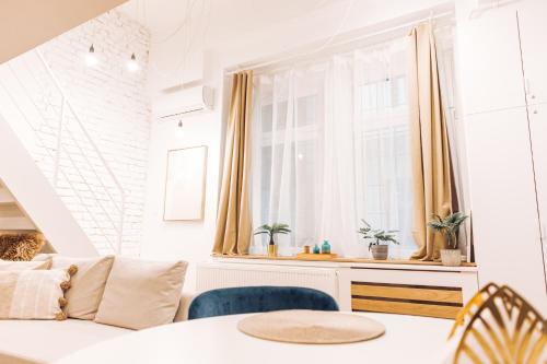 Chic Loft with Toucan Wallpaper and Airy Vibes, Budapest (photo 8)