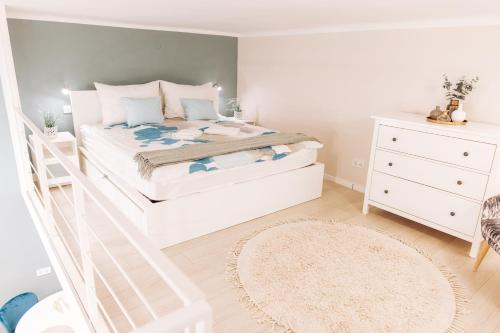 Chic Loft with Toucan Wallpaper and Airy Vibes, Budapest (photo 3)