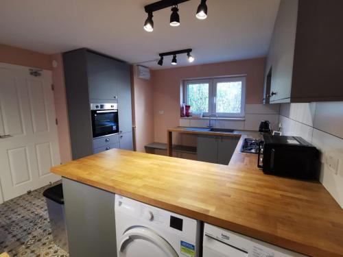 Konyha, Spacious En-Suite Rooms & Off-Suite Rooms Near Hospital and Shops in Ravensthorpe
