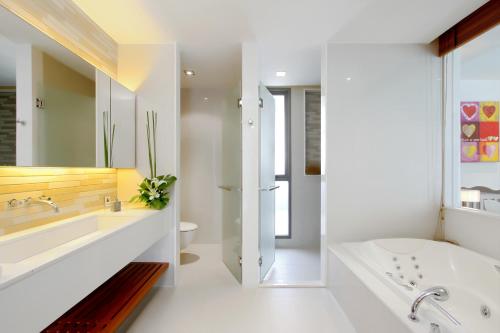 room detail thumbnail 2