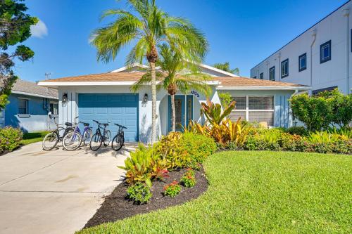 Lovely Naples Home with Lanai and Pool about 1 Mi to Beach