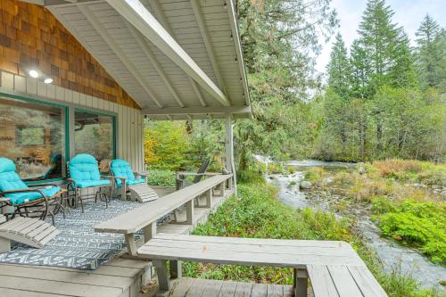 Quiet and Romantic Cabin Getaway on McKenzie River! - image 10