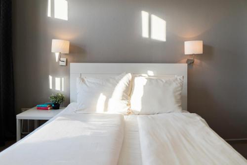 1 queen bed, 2 twin beds