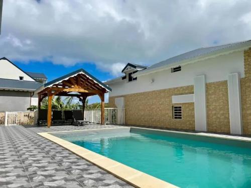 Charmant appartement à Deshaies avec piscine