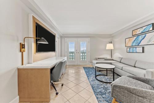 King Suite - Non-Smoking image 10