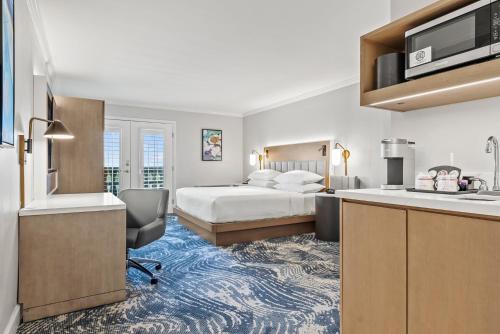 Standard King Room image 9