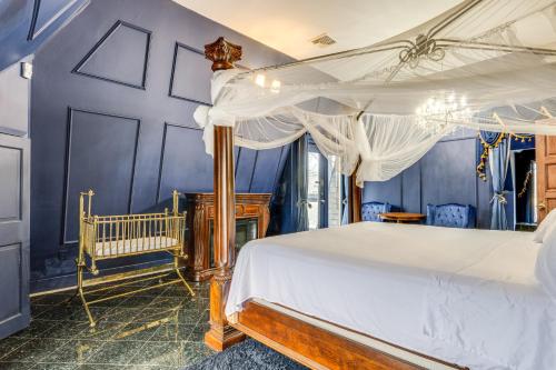 Medieval-Themed Castle Less Than 10 Mi to Shirley Beach!