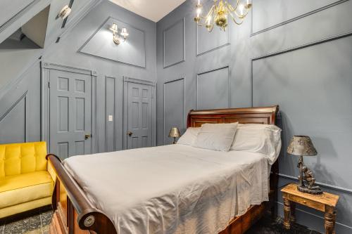 Medieval-Themed Castle Less Than 10 Mi to Shirley Beach!