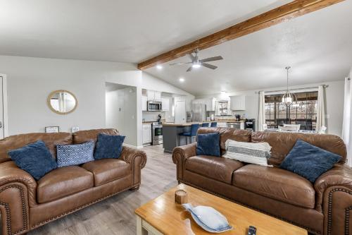 Lakefront Rogers Retreat with Grill and Spacious Deck in Rogers, Vereinigte Staaten von Amerika