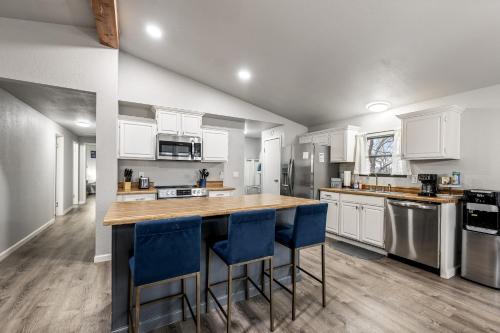 Lakefront Rogers Retreat with Grill and Spacious Deck in Rogers, USA