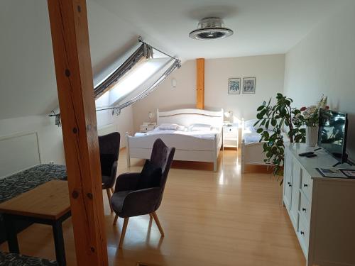 1 queen bed, 4 twin beds