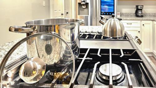 4 BR - King beds - perfect for HPU, Furniture Market, Greensboro, Winston in High Point (NC)