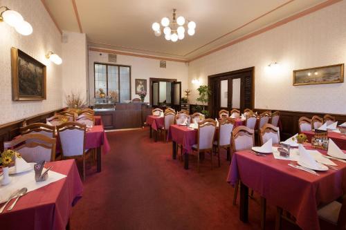 Restaurant, Hotel U Cerneho orla in Telc