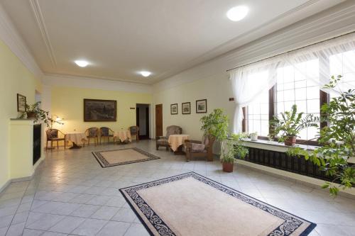 Exterior view, Hotel U Cerneho orla in Telc