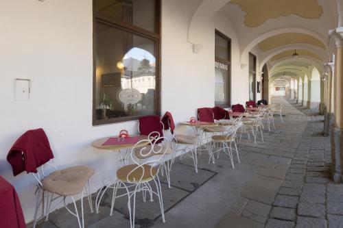 Restaurant, Hotel U Cerneho orla in Telc