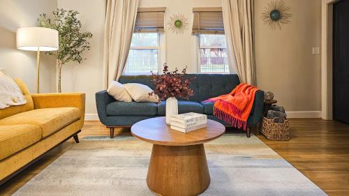 4 BR - King beds - perfect for HPU, Furniture Market, Greensboro, Winston in High Point (NC)