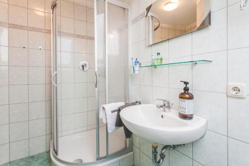 Баня, Am Bahndamm 81a Haus Schwalbe in Цингст