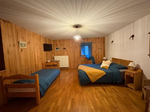 1 queen bed, 1 twin bed