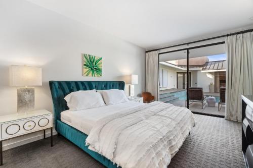 Palm Springs Confidential - image 2