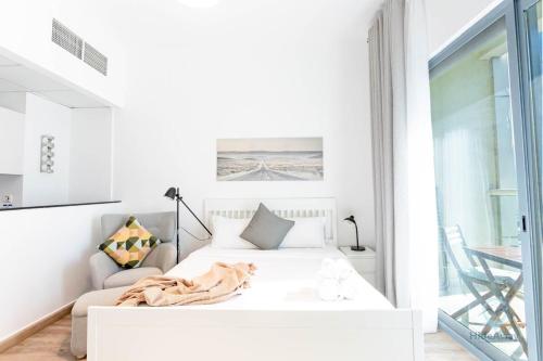 Lovely Bright Studio Steps to JBR! Upgraded, Дубай (фото 7)