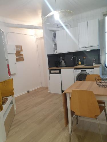 кухня, Double-studio 4p Calme 100m métro idéal Séjour Maison examens (Double-studio 4p Calme 100m metro ideal Sejour Maison examens) in Качан