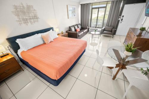 1 queen bed, 1 sofa bed