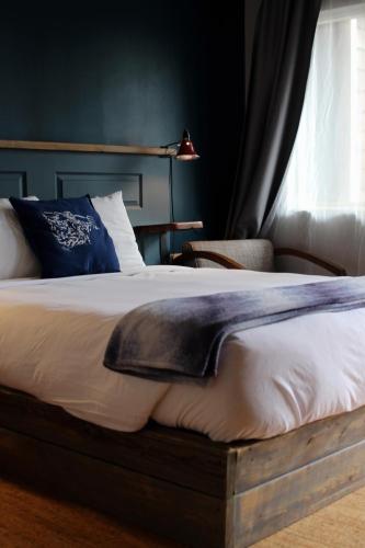 . Salt Hotel & Pub