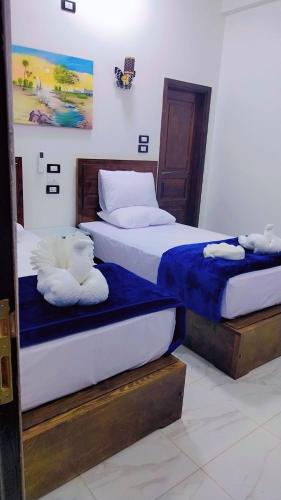 2 twin beds
