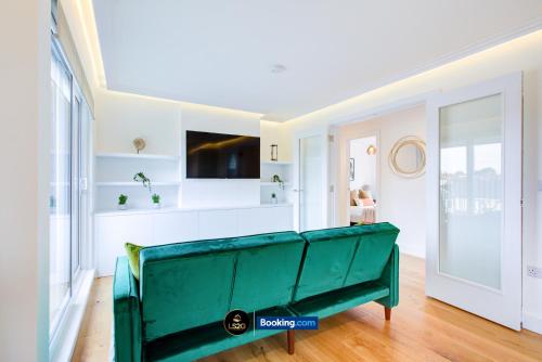 Stylish 2 Bedroom Flat By LS2G Short Lets & Serviced Accommodation Greater London With Balcony And Easy Central Access, London (photo 6)