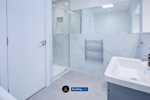 Stylish 2 Bedroom Flat By LS2G Short Lets & Serviced Accommodation Greater London With Balcony And Easy Central Access, London (photo 10)