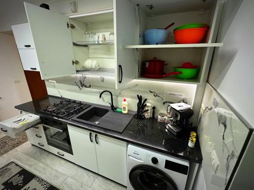 кухня, Apartament 2 dormitoare LUX situat la parter in complex ApartHotel Botosani 3 in Ботошані