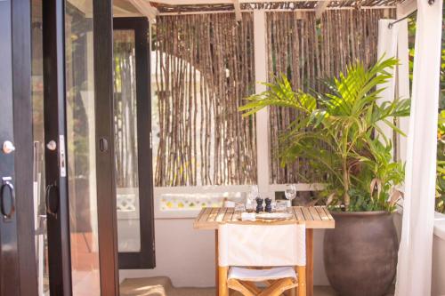 발코니/테라스, Galleon Beach 1 Bedroom Cottages in 잉글리시 하버