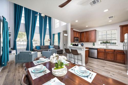 Cozy 8BR Family Home with Backyard in Austin, USA