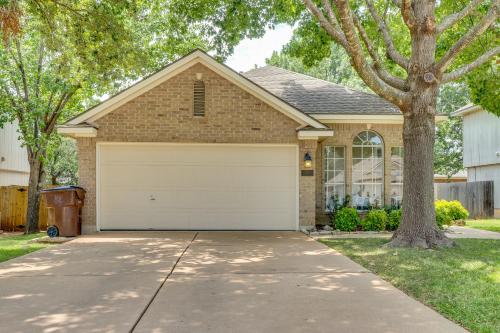 Fenced Yard + Patio: Family Home in Round Rock, Round Rock (Foto 3)