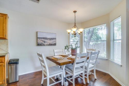 Fenced Yard + Patio: Family Home in Round Rock, Round Rock (Foto 7)