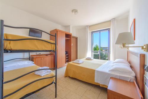 Quadruple Room image 2